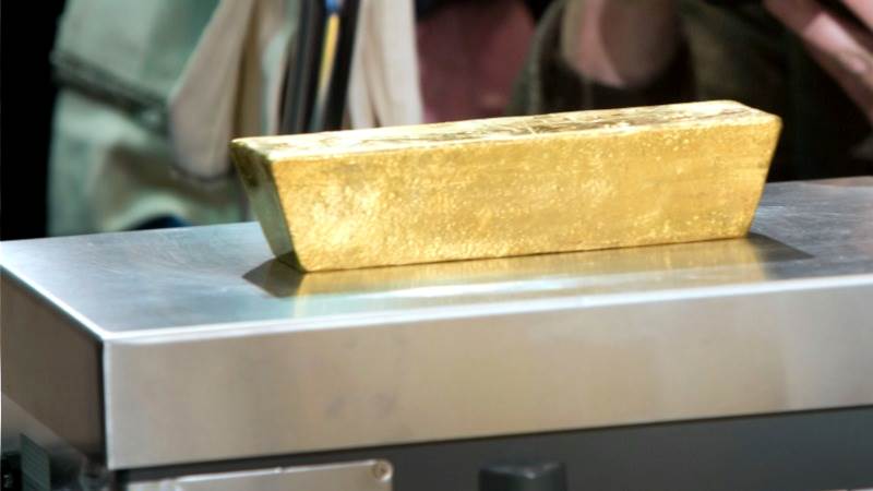 Gold up 1% on drop in US Treasury yields