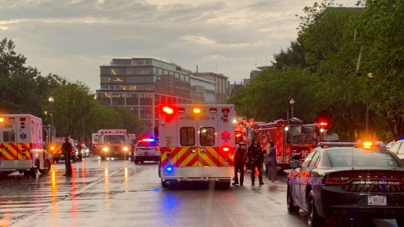 Lightning strike injures 4 near White House