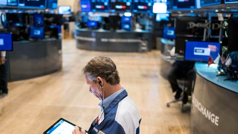 US closes mostly lower, tech shares suffer