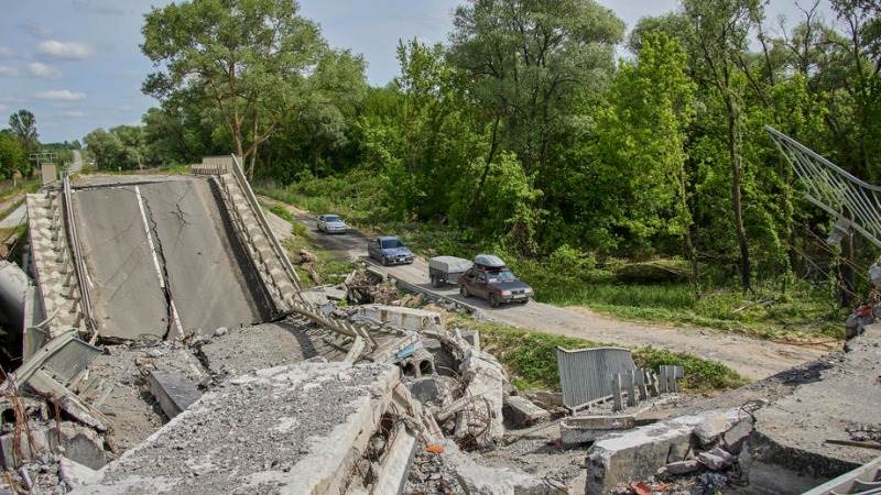 Kiev troops destroy Dnieper bridge in the south