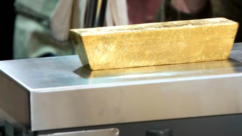 Gold drops 1.5% as Fed remains in spotlight