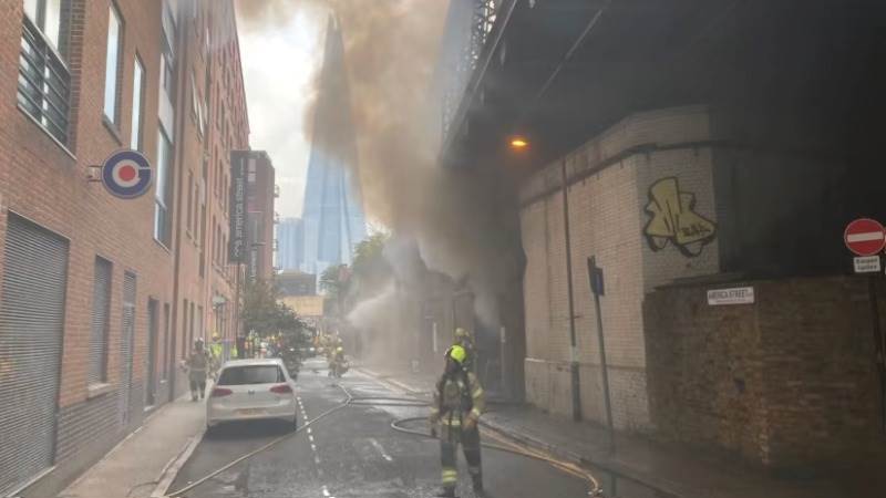 Fire in London railway arches shuts train lines