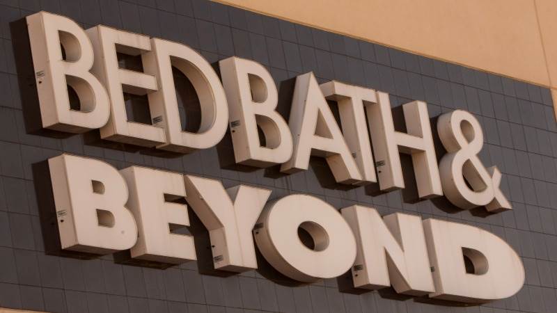 Bed Bath & Beyond drops 30% in late trading