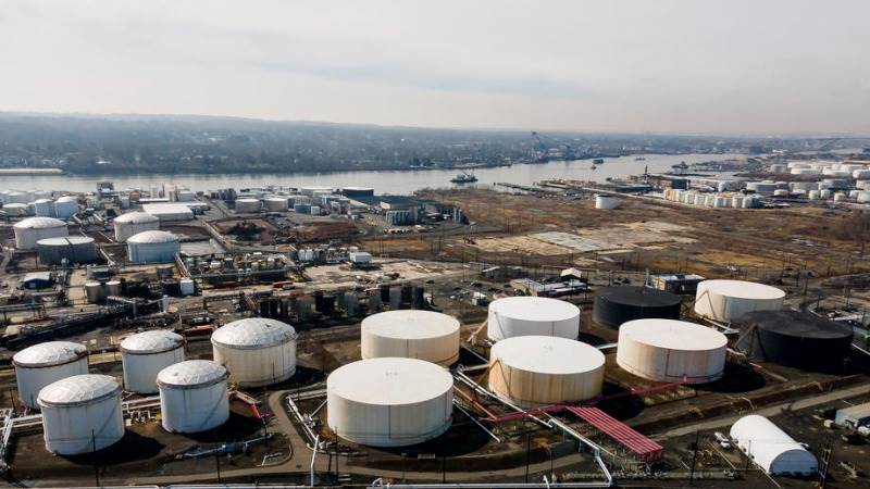 Report: US oil inventories down by 5.6M barrels