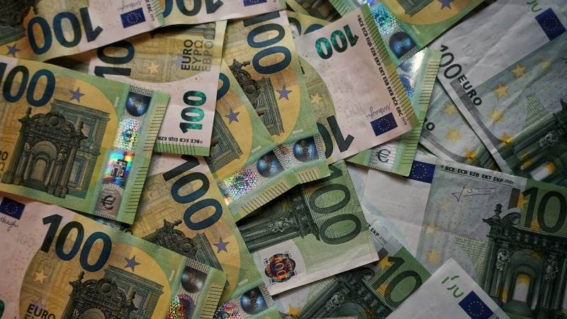 Euro gains momentum against dollar, trades above $1