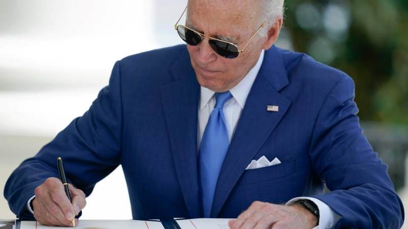 Biden signs order on chips bill implementation