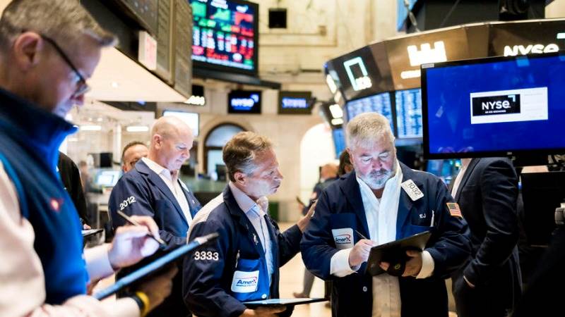 US tumbles at close, Dow falls over 250 pts