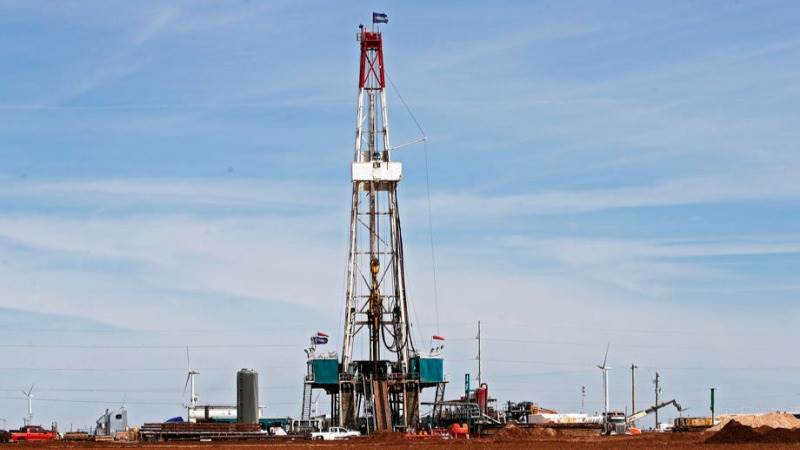 Oil prices fall ahead of API US stock report