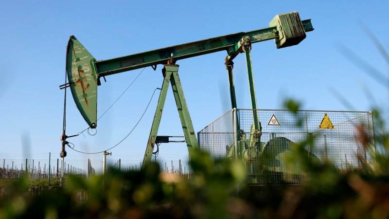 Oil turns to losses, WTI plunges over 4%