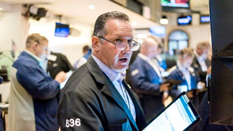 US rises further, Dow soars over 300 pts