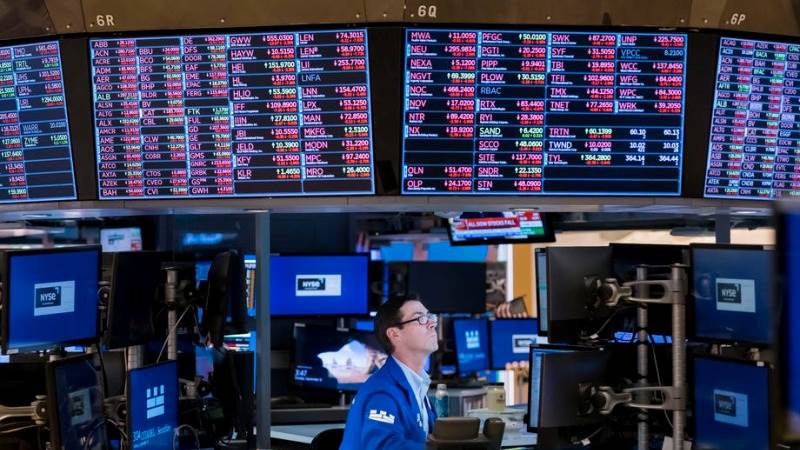 US lower at close as economic concerns bite