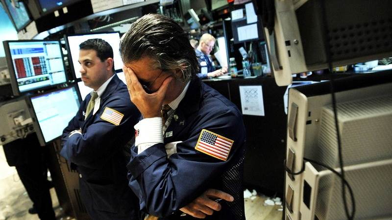 Dow extends slump, plummets over 700 points