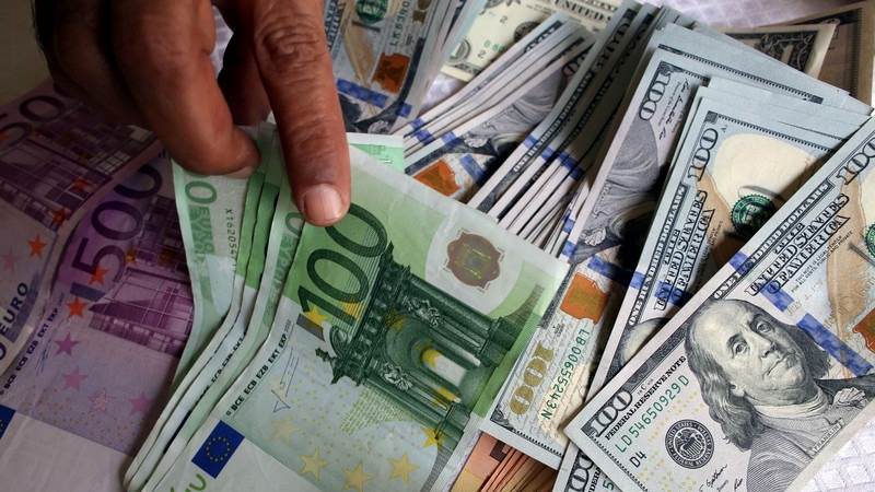 Dollar reverses losses against euro, pound