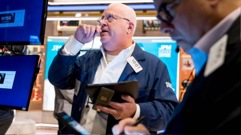 Dow extends losses, plunges 650 points