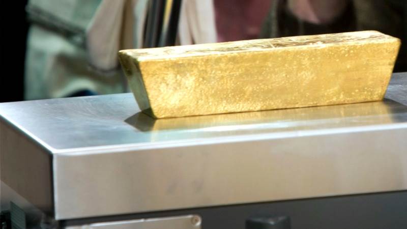 Gold drops as rate hike concerns rise