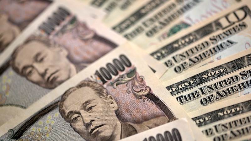 Yen falls to 32-year low against dollar