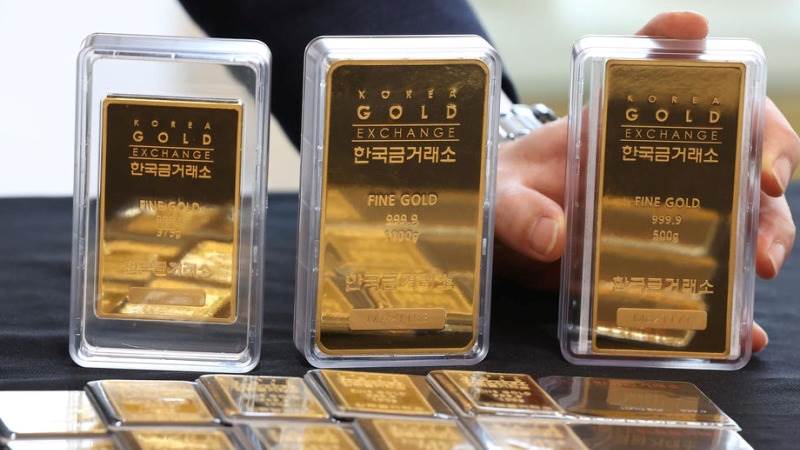 Gold at three-week low as US bond yields rise