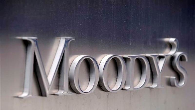 Moody’s downgrades UK’s outlook to negative