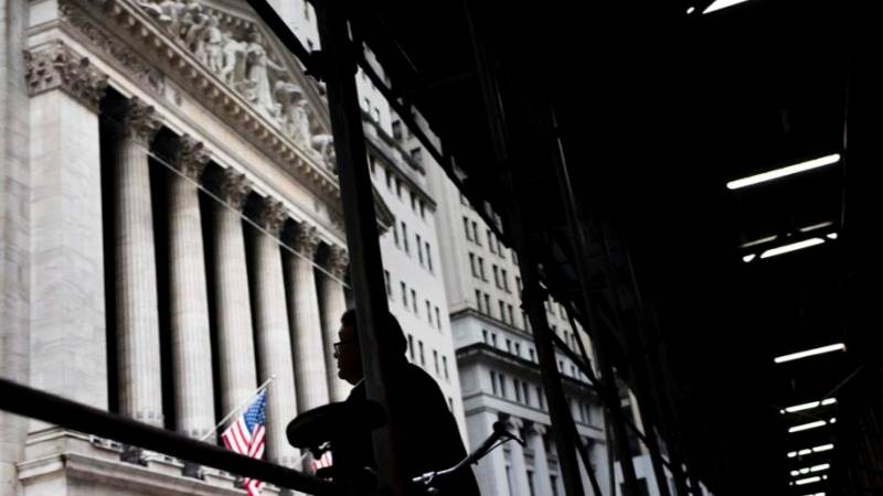 Wall Street extends gains, Dow soars 500 points