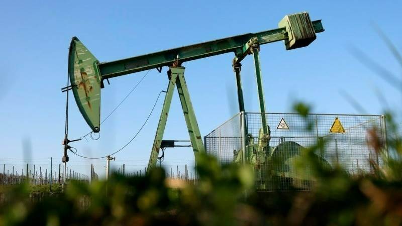 Oil prices climb on rising supply concerns