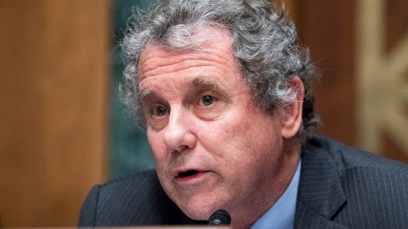 Senator Brown asks Fed to slow down interest rate hikes