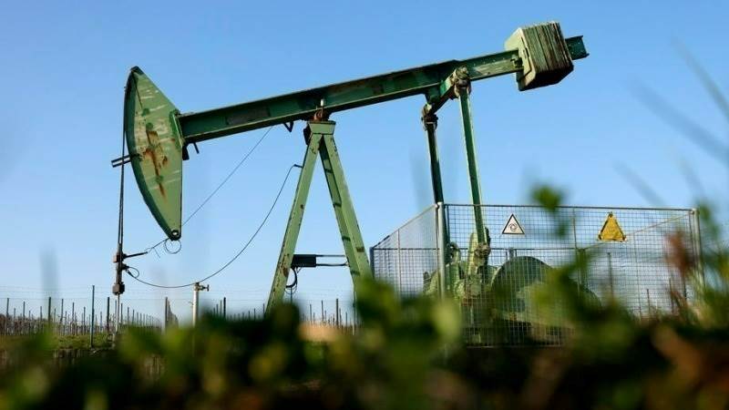 Oil prices surge as US dollar weakens