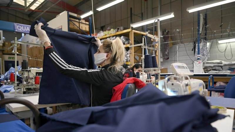 UK manufacturing PMI drops further in October