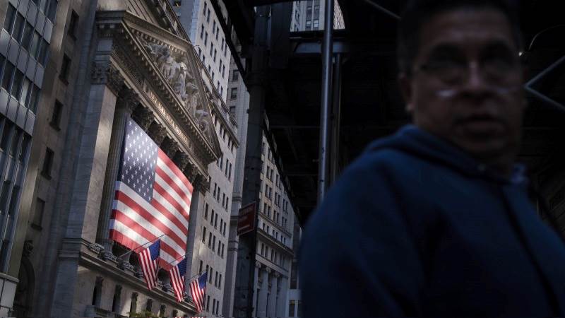 Wall Street turns to losses after data