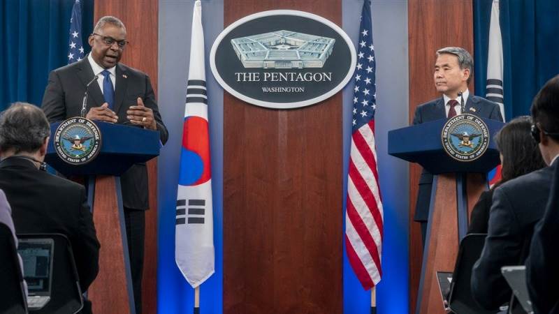 US, S. Korea defense heads visit US air base