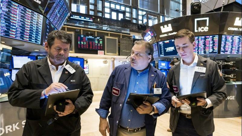 US surges at close, Dow tops 400 points