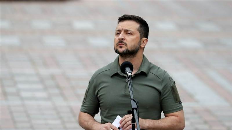 Zelensky visits Kherson, says Kiev ready for peace