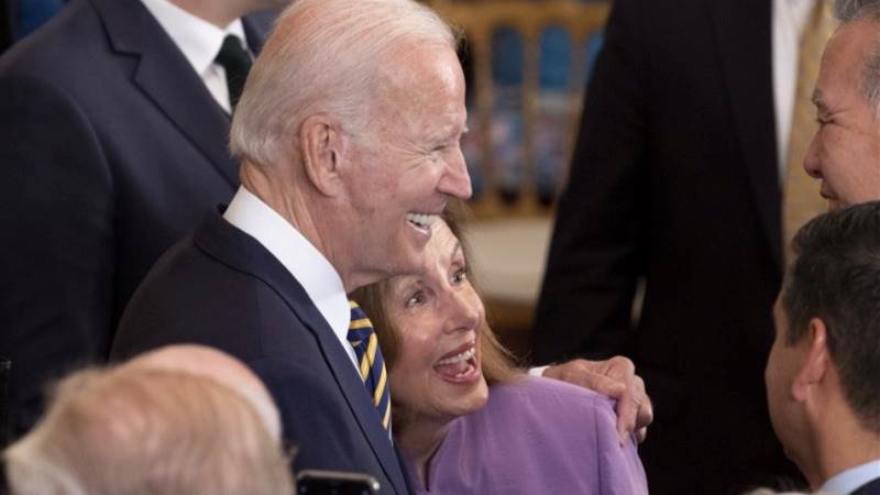 Biden praises Pelosi after stepping down announcement