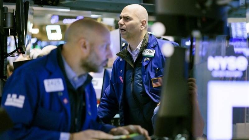 Wall Street closes flat to lower amid recession fears