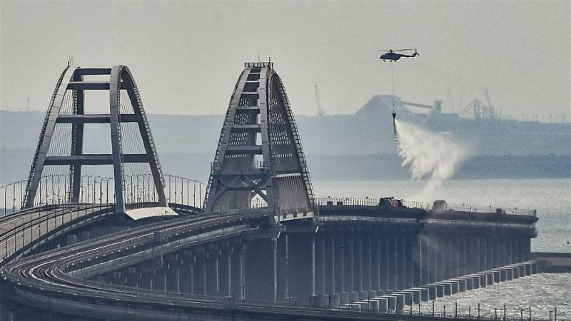 Traffic resumes across Crimean bridge after brief halt