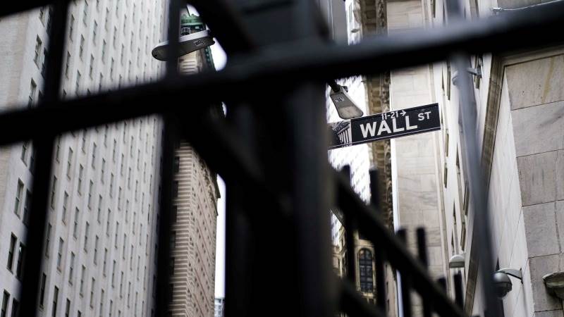 US lower premarket, earnings in focus