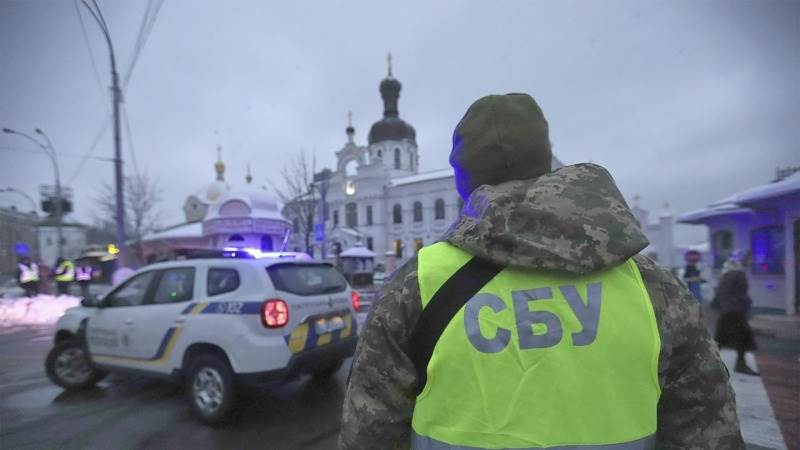 Ukrainian forces raid monastery in Kiev