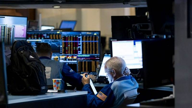 US extends gains amid earnings, Dow surges 300 pts