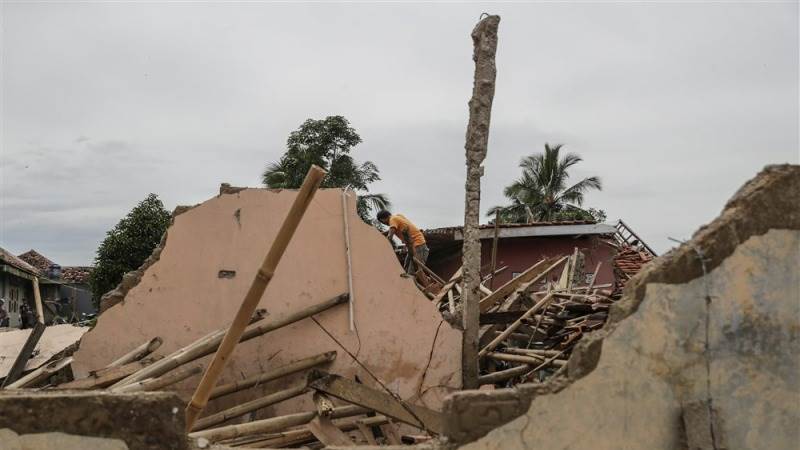 Indonesia earthquake death toll rises to 310