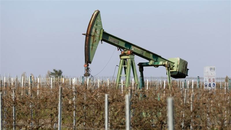 Oil up with price cap talks, US inventories in focus