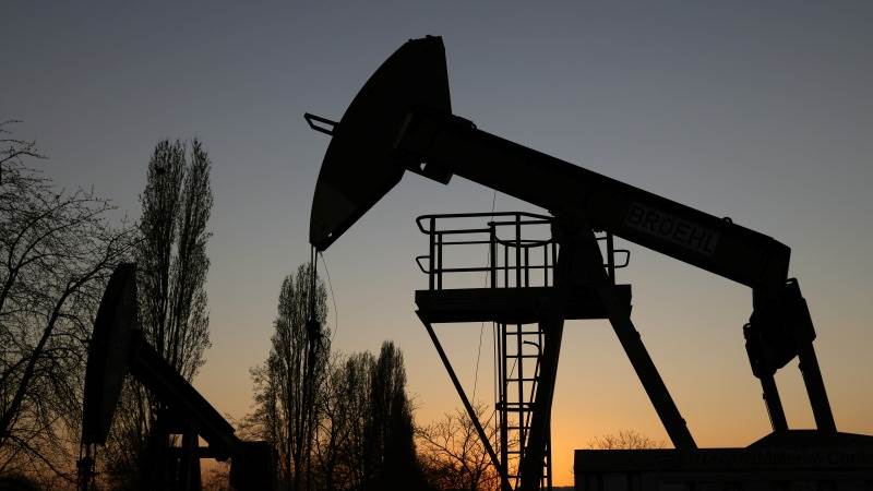 Crude oil prices rise 1% as supply woes persist