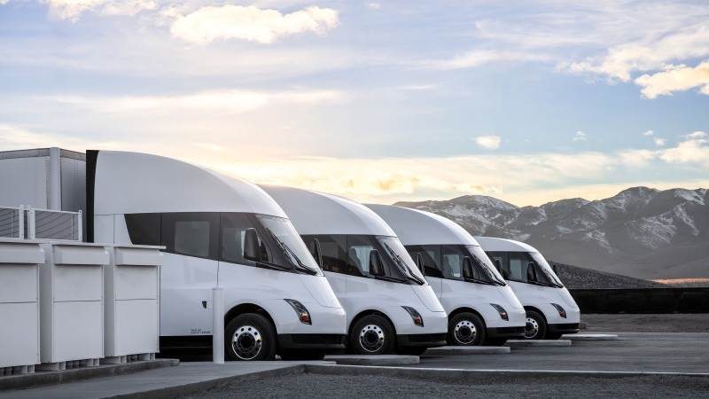 Tesla begins delivering Semi trucks