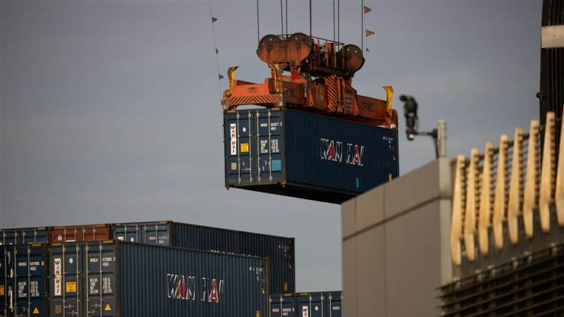 China’s trade surplus shrinks to $69.8B in November