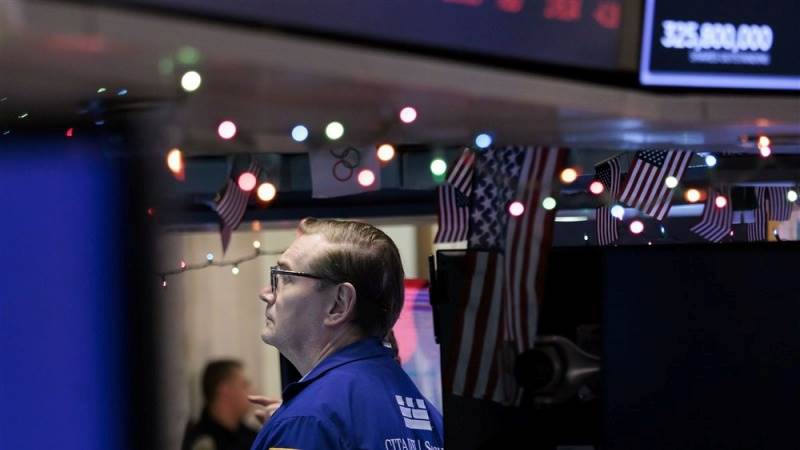 US markets close mostly lower on downturn worries