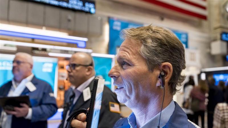 US markets extend gains, Dow up 300 pts