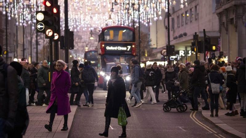 UK consumer confidence slightly improves in December