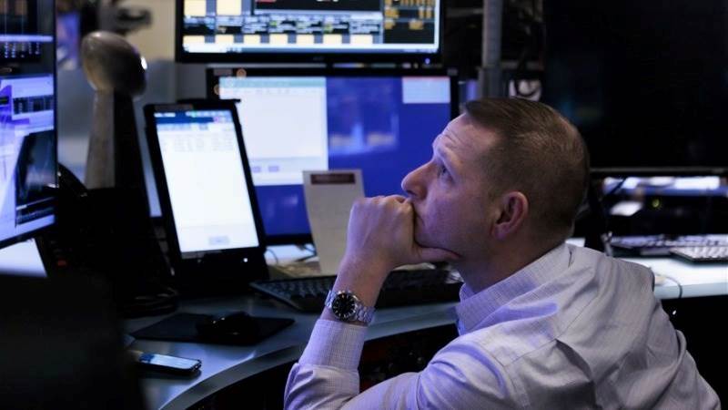 US markets extend losses, Dow falls more than 500 pts