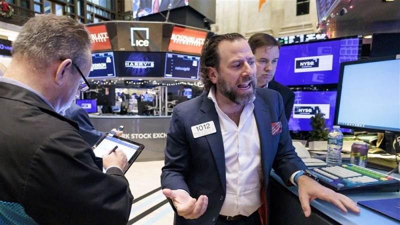 Dow extends losses, drops 350 points