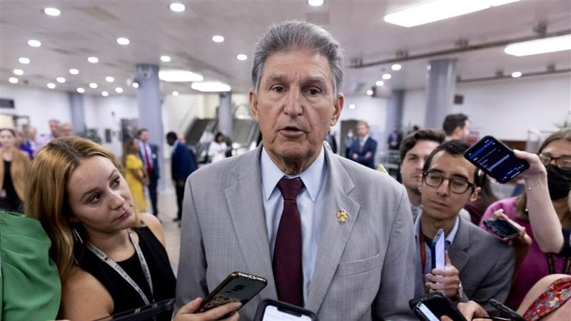 Manchin dodges questions on leaving Dem Party