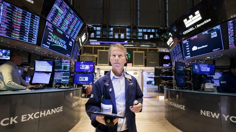 Wall Street extends losses on recession scares