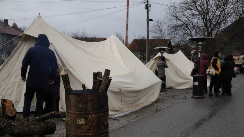 Serbia’s president calls for barricades to be removed